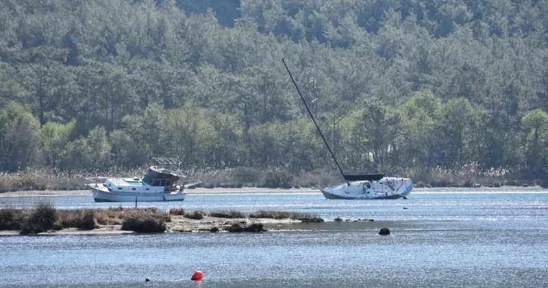 Marmaris te deniz çekildi: Tekneler yan yattı