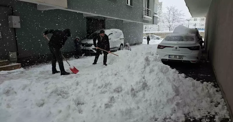 Tatvan’da kar kalınlığı 1 metreye ulaştı