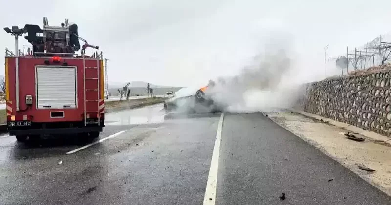 Batman da refüje çarpan otomobil yandı; 2 yaralı