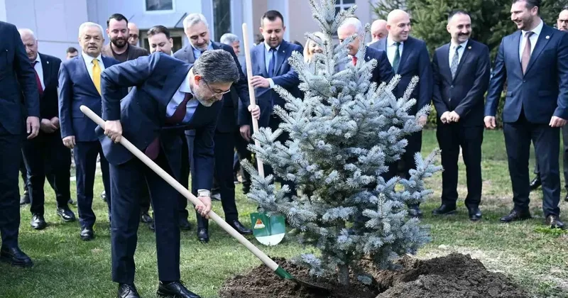 Bakan Yumaklı Kırklareli Valiliği bahçesine fidan dikti