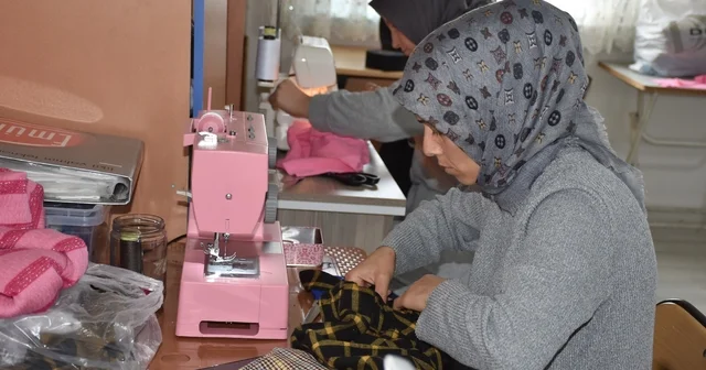 Fedakar annelerin hayatlarına dokunan kurs: Hem öğreniyorlar hem sosyalleşiyorlar Engelli çocuk anneleri okulda beklerken biçki dikiş kursunda eğitim alıyor Sakarya Haberleri