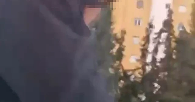 Adana da trafikte tartıştıkları sürücünün önünü kesip, aracın camını yumrukladılar; o anlar kamerada Adana Haberleri