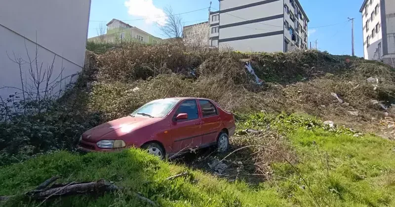 Otomobil şarampole uçtu; baba ile araçtan atlayan oğlu yaralandı