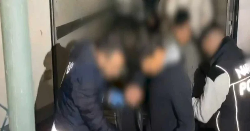 İran sınırında kaçak göçmen operasyonu: TIR ın içinden çıktılar