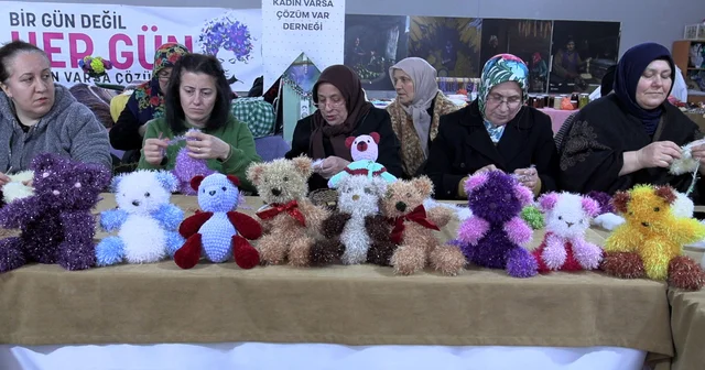 İlmek ilmek sevgi; kadınlar örüyor, çocuklar gülüyor Trabzon Haberleri