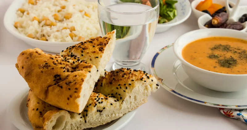 İftardan sonra hemen oturmayın: Kısa bir yürüyüş büyük fark yaratabilir Sağlık Haberleri