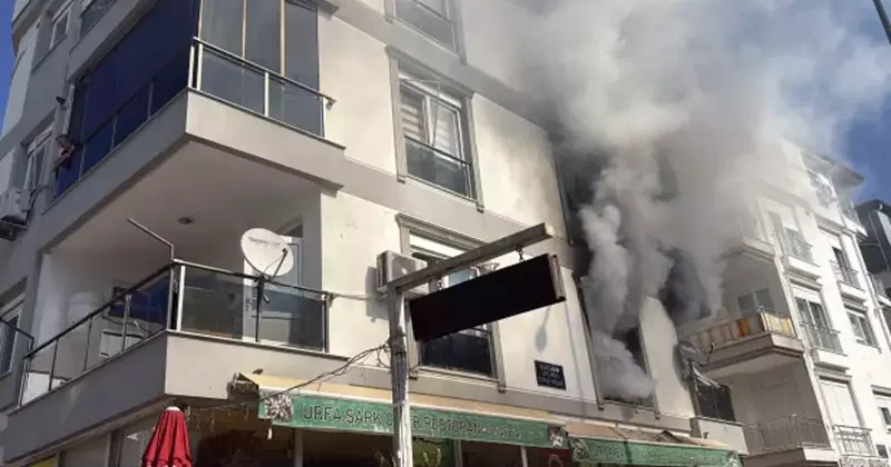 Antalya da 4 katlı binada yangın! Mahsur kalanlar var