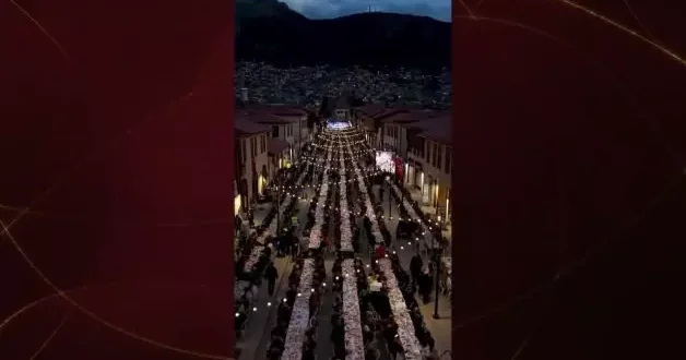 Depremde yerle bir olan Kemalpaşa Caddesi iftar sofrasıyla yeniden hayat buldu