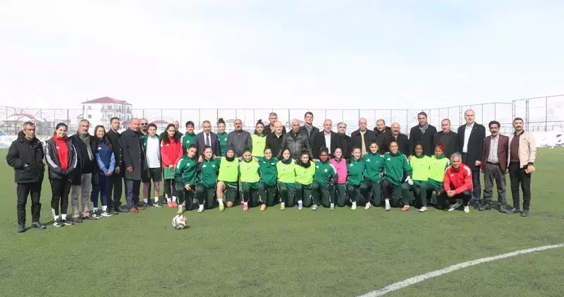 Yüksekova köy ve mahalle muhtarlarından kadın takımına ziyaret