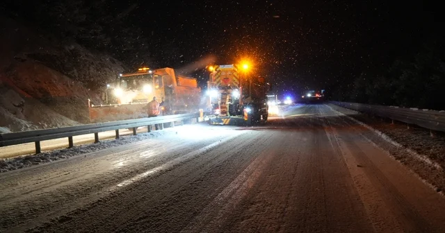 Kastamonu da yoğun kar yağışı: Araçlar yolda mahsur kaldı Kastamonu Haberleri