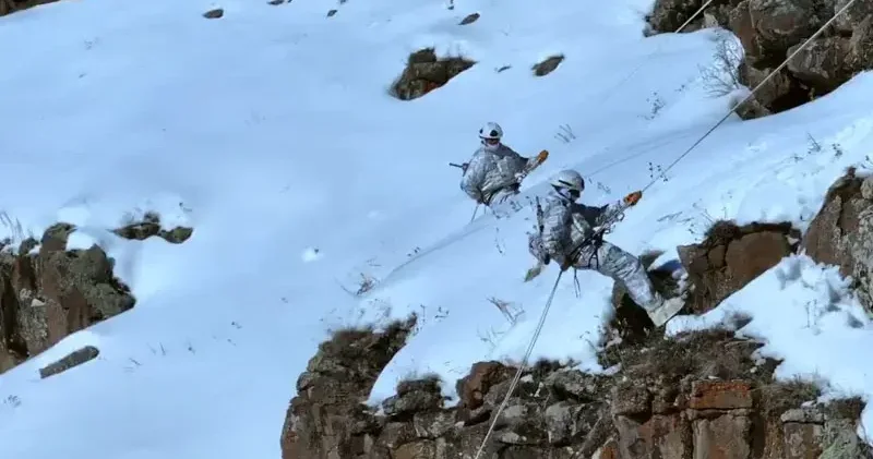 Mehmetçikten karda dağcılık eğitimi