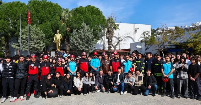 Bodrum da öğrenciler deprem tatbikatında çök kapan tutun yaptı Muğla Haberleri