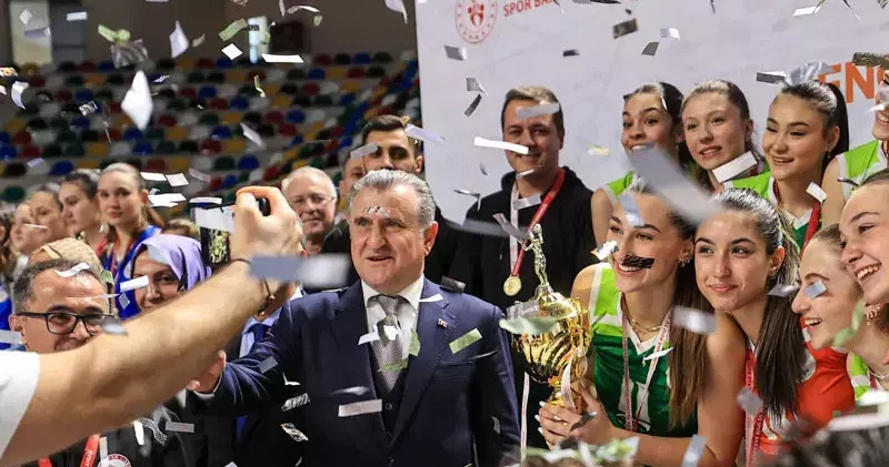 Bakan Bak: Kadın sporcularımızla gurur duyuyoruz