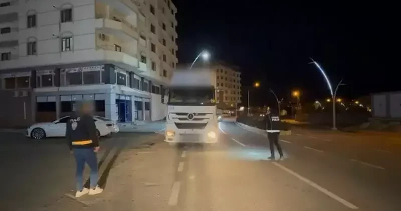 İran sınırından Türkiye ye giren kaçak göçmenler, TIR da yakalandı