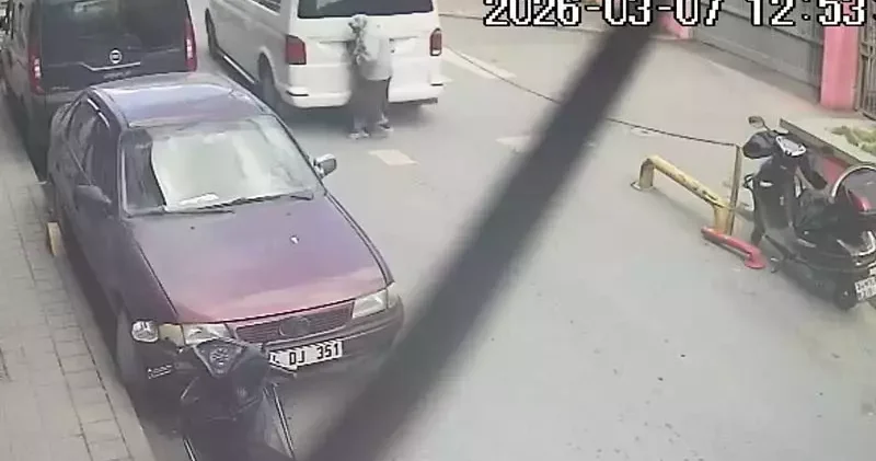 Fatih te yaya geçidindeki kadın sürücüsü geri manevra yapan minibüsün altında kaldı