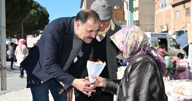 Başkan Kara dan emekçi kadınlara ve sağlık çalışanlarına çiçek Manisa Haberleri