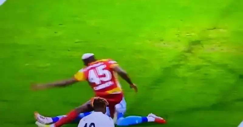 Derbinin tartışmalı pozisyonu için çarpıcı iddia: VAR dan kulağına üflendi Futbol Haberleri