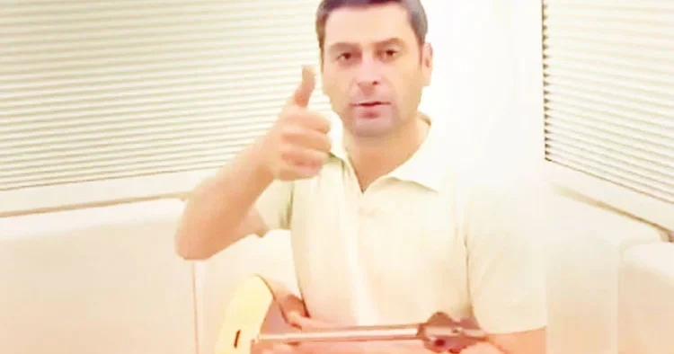 Ozan Akbaba dombra çaldı