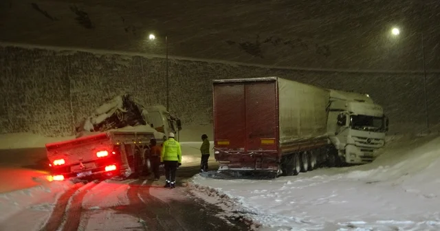 Bitlis te kar yağışı kazaları da beraberinde getirdi Tır yan döndü, kurtarmaya gelen çekici kara saplandı Bitlis Haberleri