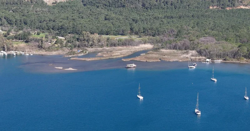 Marmaris te deniz suyu yaklaşık 5 metre çekildi