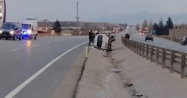 Orta refüje devrilen hafif ticari araçta 5 kişi yaralandı Afyonkarahisar Haberleri