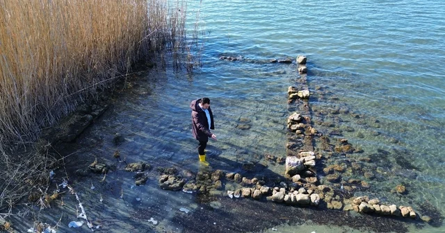 İznik Gölü nde sular çekildi...Bir tarihi eser günyüzüne çıktı İznik Gölü nde ikinci bazilika mı? İznik Gölü ndeki kuraklık tarihi gün yüzüne çıkarıyor Bursa Haberleri