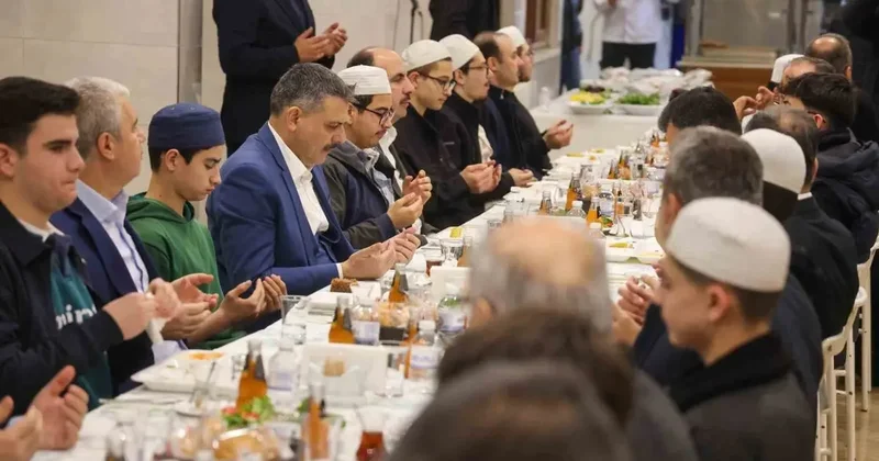 İçişleri Bakanı Mustafa Çiftçi, Kur’an kursu öğrencileriyle sahur yaptı