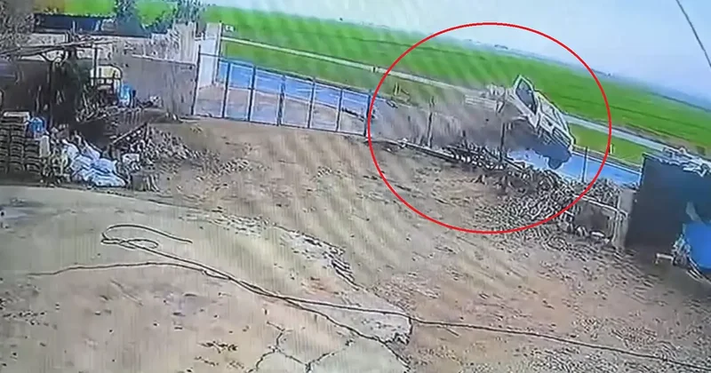 Tarım makinesi yüklü kamyonet yolda savruldu; 3 yaralı