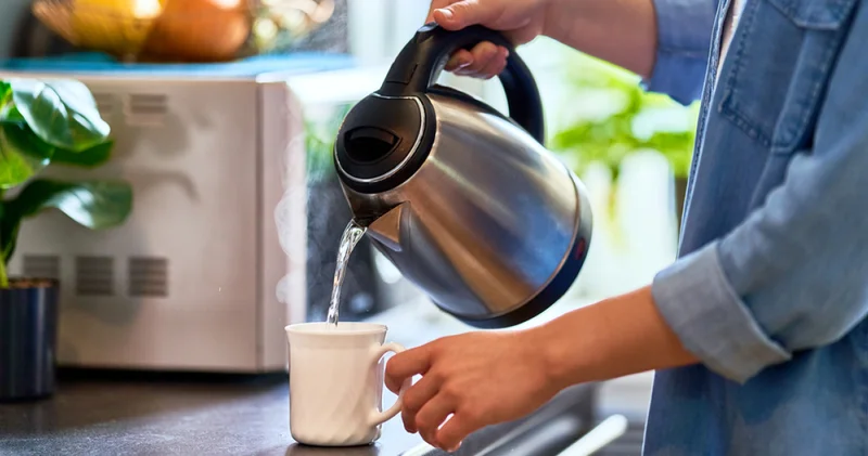 TikTok ta yeni sağlık trendi: Sabahları sıcak su içmek gerçekten sindirimi hızlandırıyor mu, yoksa sadece bir internet efsanesi mi?