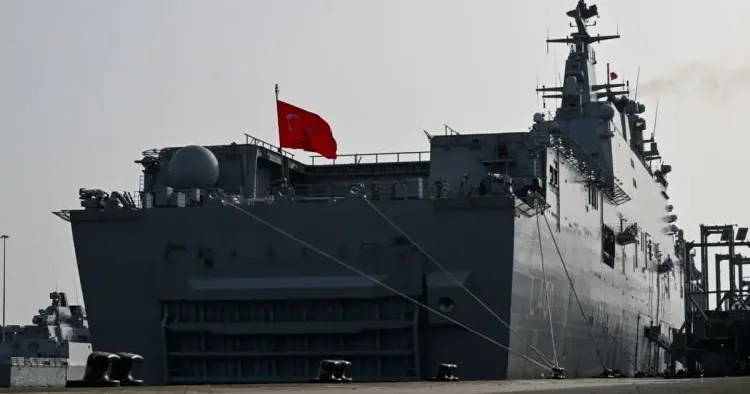 İngiliz limanında gövde gösterisi! Yedi düvel hayran kaldı: TCG Anadolu göğüs kabarttı