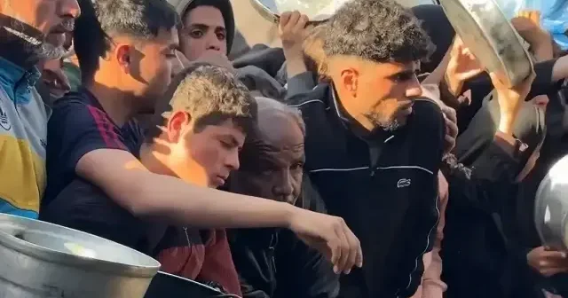 Gazze de yerinden edilmiş Filistinlilere sıcak yemek dağıtıldı VİDEO İZLE