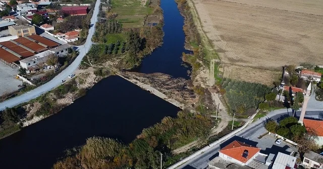 Doğaseverler tarihi taş köprüye dikkat çekti EKODOSD Başkanı Sürücü: Yüzer bariyer sistemi, köprü kemerlerinin tıkanmasını önleyecek Aydın Haberleri