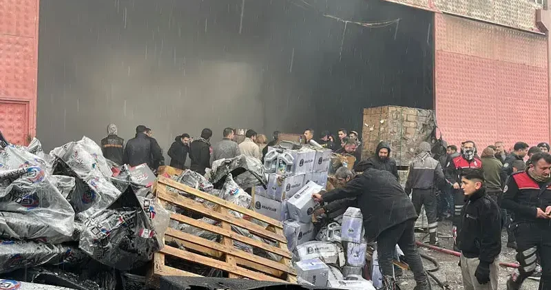 Şanlıurfa da yanıcı maddelerin bulunduğu depoda yangın