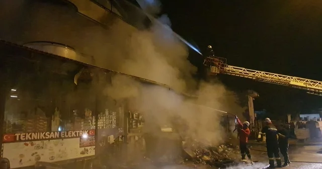 Elektrik malzemesi satan iş yerindeki yangın mahalleliyi sokağa döktü Yangında iş yeri ve üst kattaki konutta zarar meydana geldi Antalya Haberleri