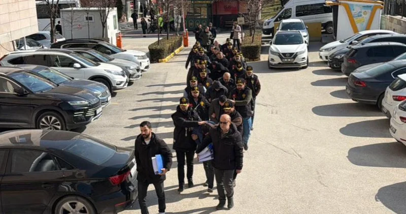 Eskişehir merkezli operasyonda lüks araçları parçalayıp sattıkları iddiasıyla yakalanan zanlılardan 4 ü tutuklandı