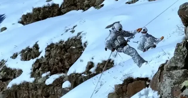 MSB Mehmetçiğin zorlu dağcılık eğitimi paylaştı: Zorlu koşullar gerçek kahramanları yetiştirir VİDEO İZLE