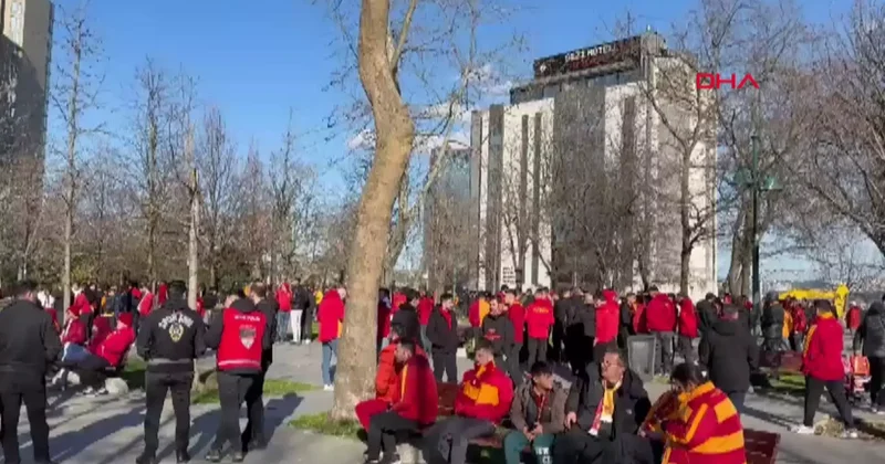 Galatasaraylı taraftarlar Beşiktaş derbisine gitmek üzere Gezi Parkı nda toplandı