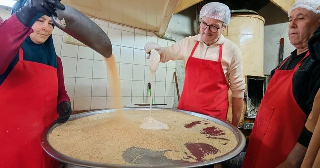Ramazan geleneği Susamlı helva tezgahlarda Manisa nın Demirci ilçesinde 75 yıldır aynı yöntemle hazırlanan geleneksel susamlı helva sadece Ramazan aylarında yapılıyor Manisa Haberleri