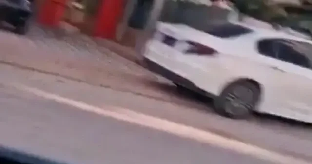 İçinde çocukların olduğu aracın önünü kesip yumruklarla saldırdılar: O anlar kamerada VİDEO İZLE