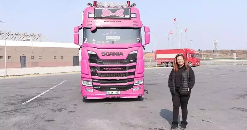 4 çocuk annesi, pembe renkli TIR ı ile uluslararası taşımacılık yapıyor