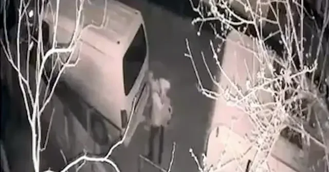 Avcılar da araçtan akü hırsızlığı kamerada VİDEO İZLE