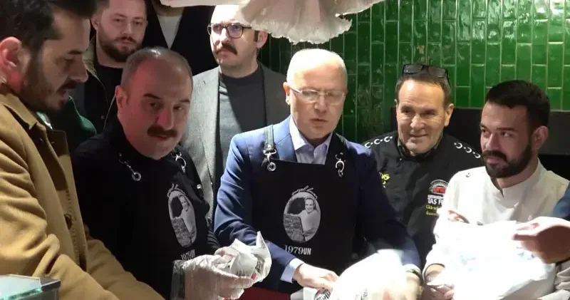Mustafa Varank, Bursa da geleneksel sahur programında vatandaşlarla bir araya geldi