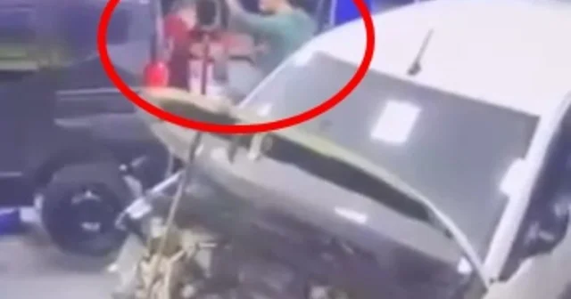 Telefonuna baktığını iddia ettiği çırağını darbetti; o anlar kamerada Bursa Haberleri