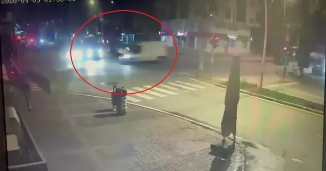 Ambulansa çarpan aracın sürücüsü alkollü çıktı Yaralılara ilk müdahaleyi kazaya karışan ambulanstaki görevliler yaptı Antalya Haberleri