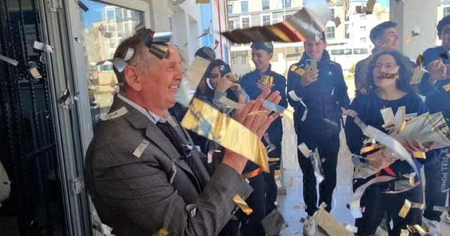 Emekliye ayrılan 40 yıllık öğretmen alkışlarla uğurlandı Tekirdağ Haberleri