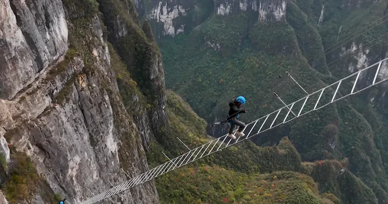 Ayağınızın altında 1.500 metre boşluk: Çin’in gökyüzü merdiveni dünyayı şoka soktu Sözcü Gazetesi
