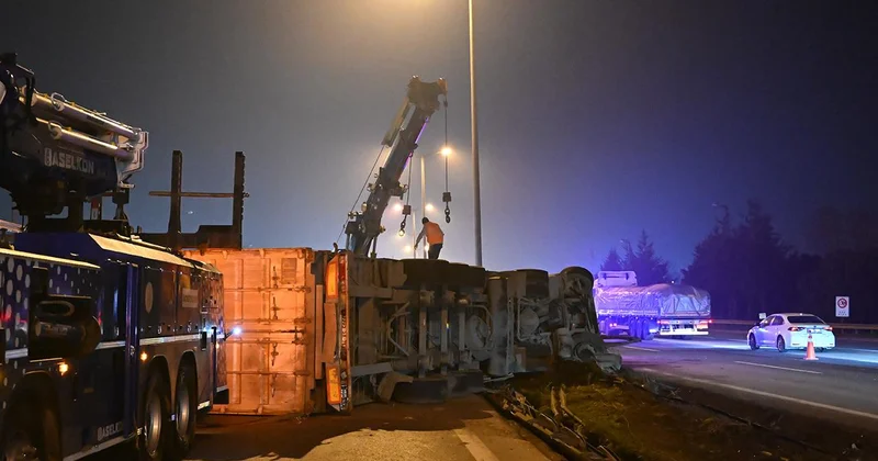 Lastiği patlayan tır kontrolden çıkarak devrildi