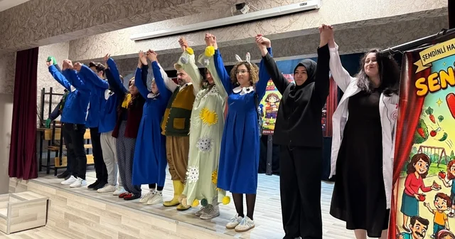 Minik kalplere tiyatro dokunuşu: Seni Yaramaz Virüs oyunu büyük ilgi gördü Hakkari Haberleri