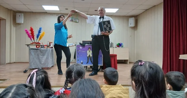 Emekli polis memuru memleketinde öğrencilere sihirbaz gösterisiyle unutulmaz anlar yaşattı Ardahan Haberleri