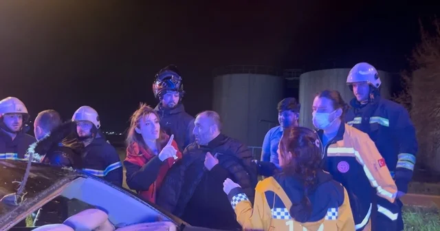 Alkollü otomobil sürücüsü önce ağaca, ardın tabelaya çarparak karşı şeride geçti Alkollü sürücünün yakınından muhabire: Biz burada ölümden döndük, sen reklam peşindesin Tekirdağ Haberleri